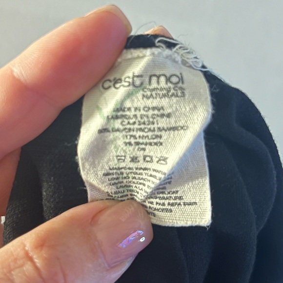 Pair of Black and pair of white thigh saving bike shorts - Picture 4 of 7